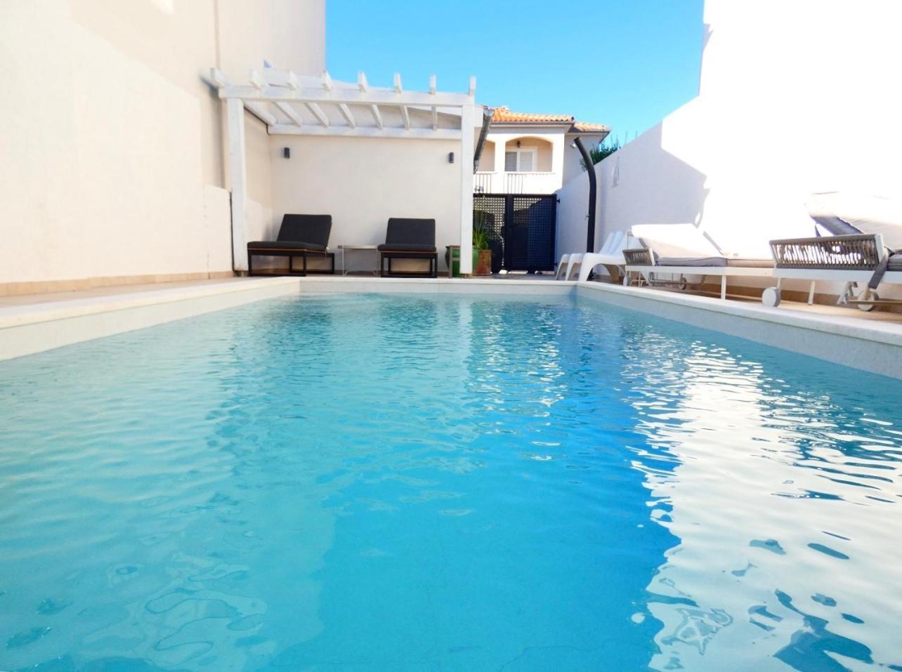 Villa Klaudia With Pool 扎达尔 外观 照片
