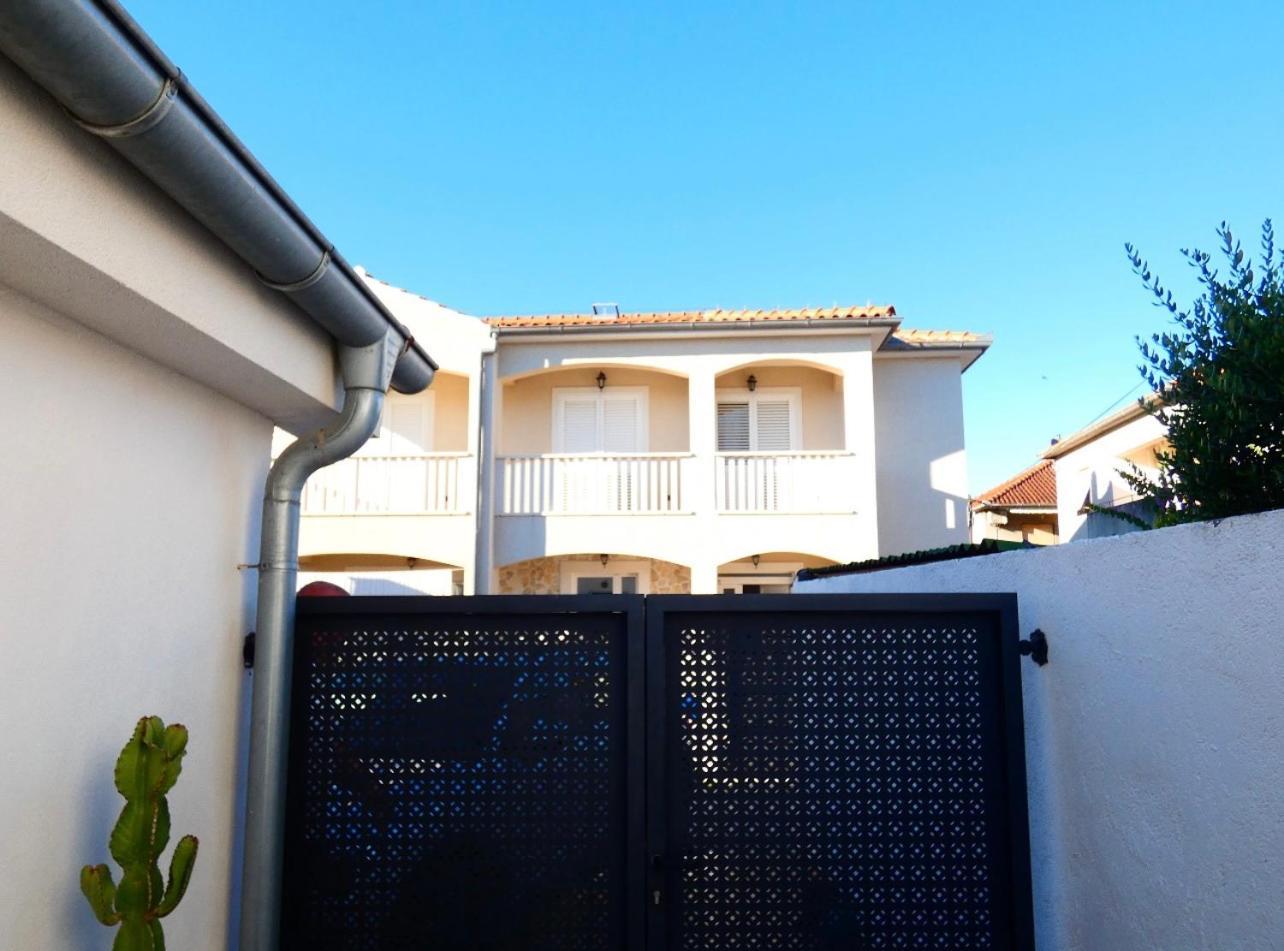 Villa Klaudia With Pool 扎达尔 外观 照片