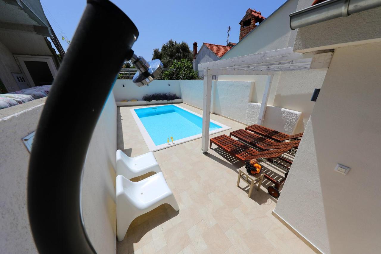 Villa Klaudia With Pool 扎达尔 外观 照片