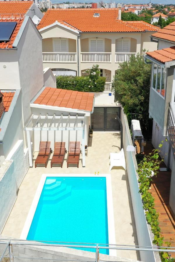 Villa Klaudia With Pool 扎达尔 外观 照片